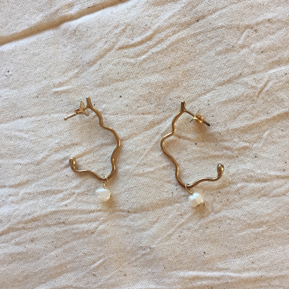 🍋SOLD🍋Amarilo Abstract Pearl Hoops - Picture 7 of 8